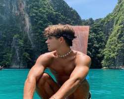 He is fond of traveling and went to see Phi Phi Island in Thailand in October 2020.